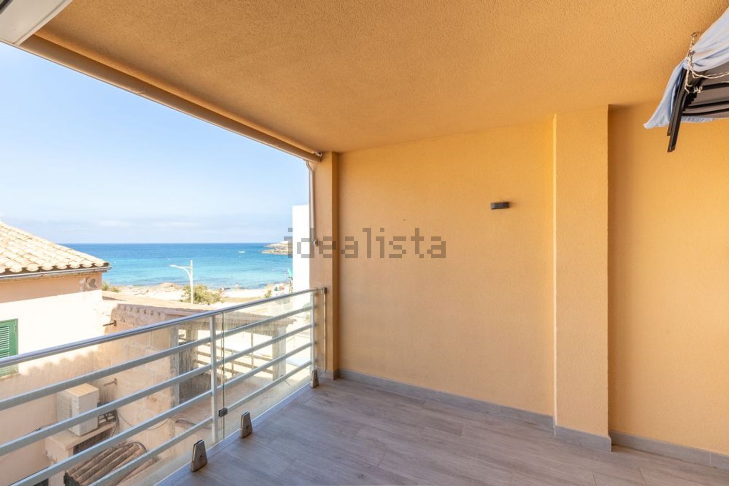 Wohnung zum Verkauf in direkter Strandlage in Ses Salines
