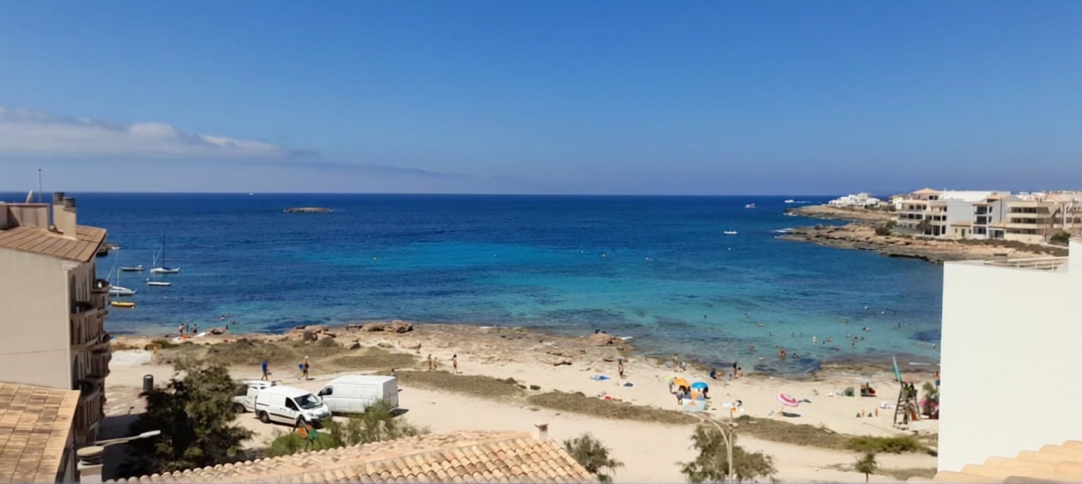 Beachfront flat in Ses Salines — Sea view