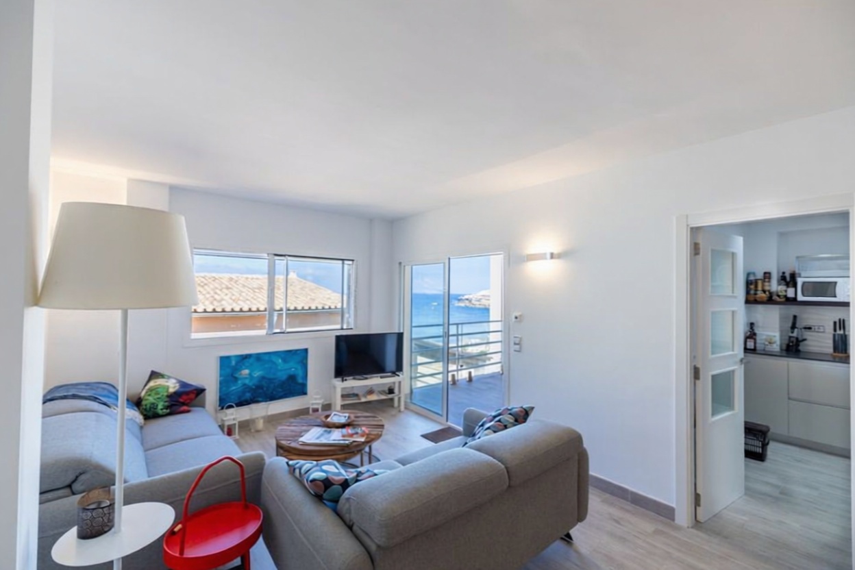 Beachfront flat in Ses Salines — Living room