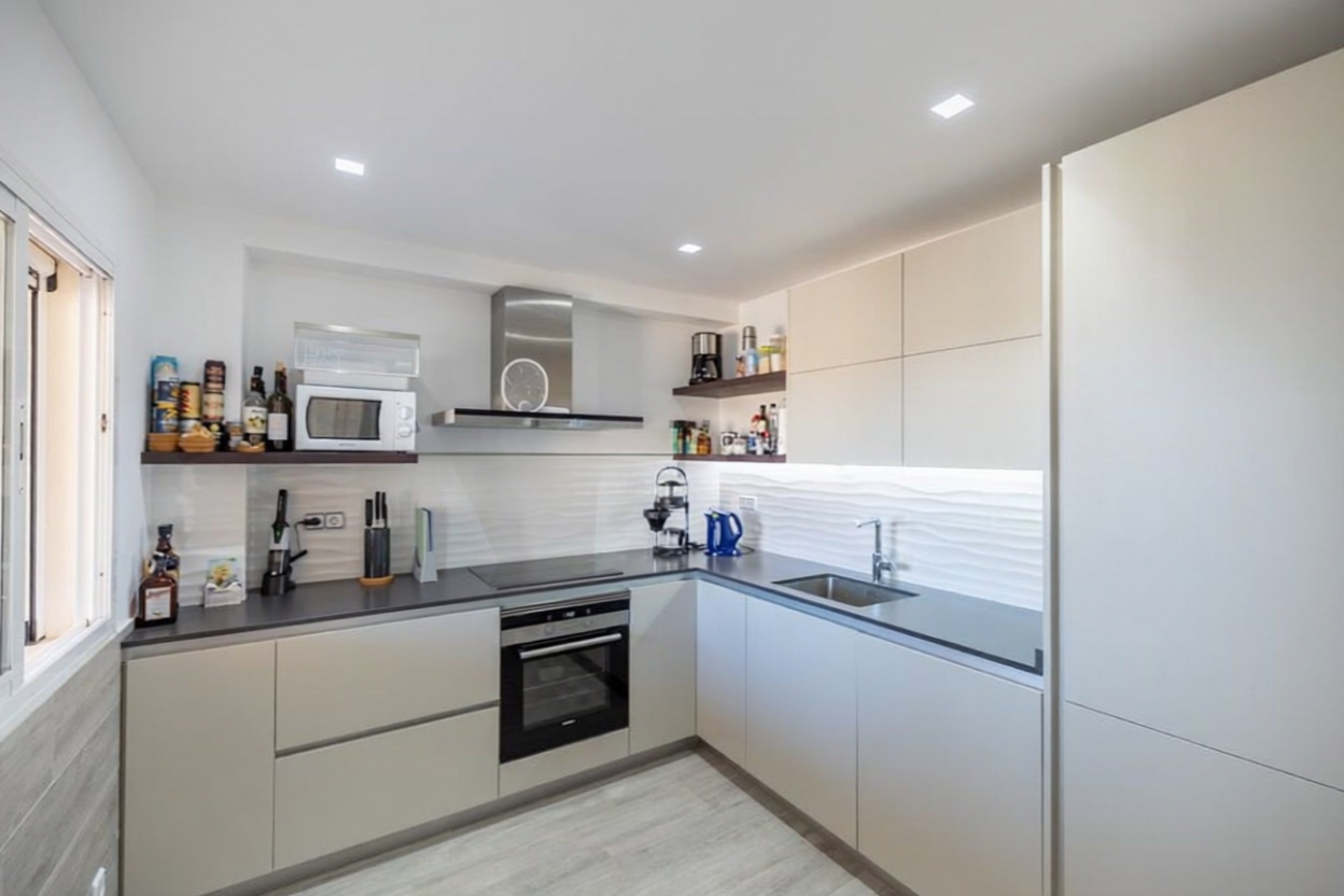 Beachfront flat in Ses Salines — Kitchen