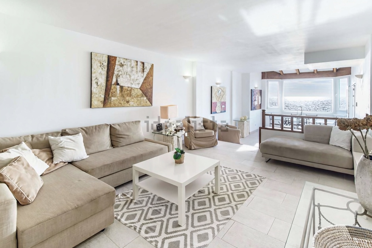 Beachfront flat in Calvià — Living room