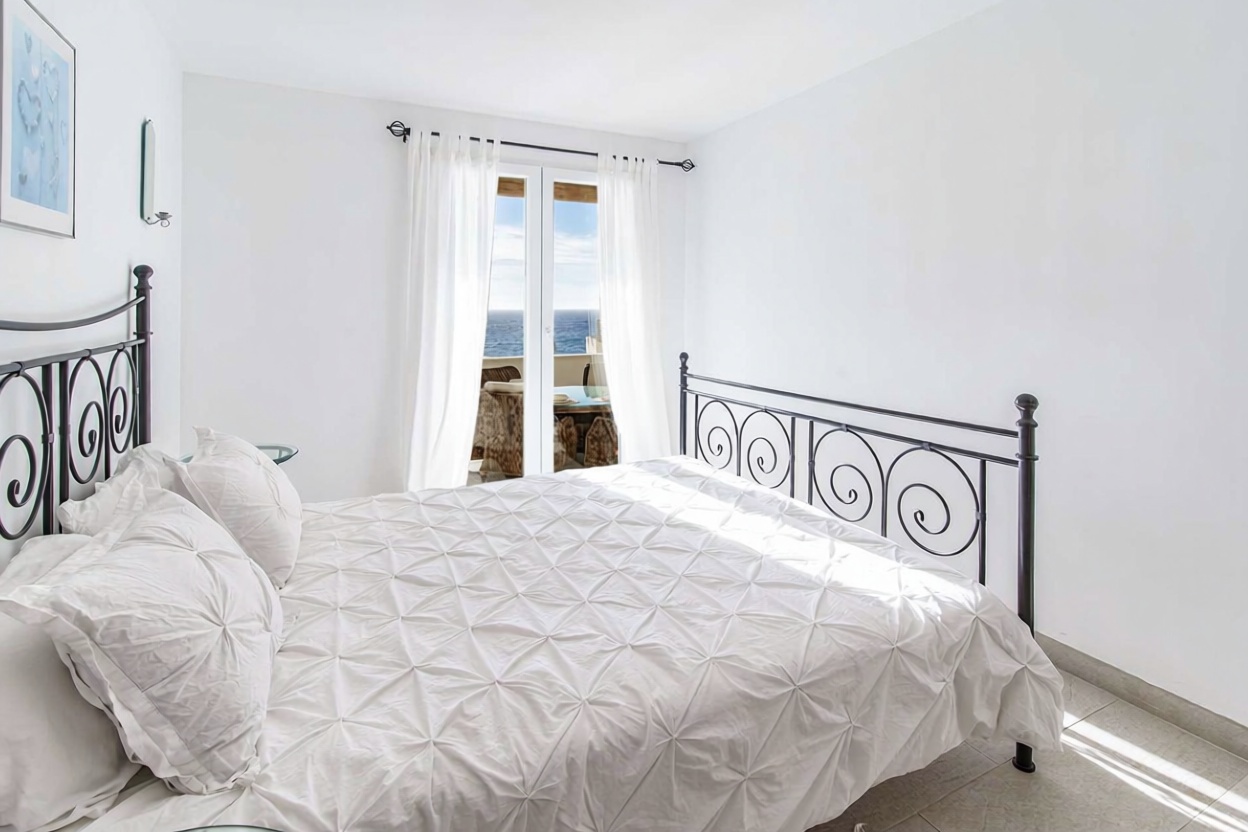 Beachfront flat in Calvià — Bedroom