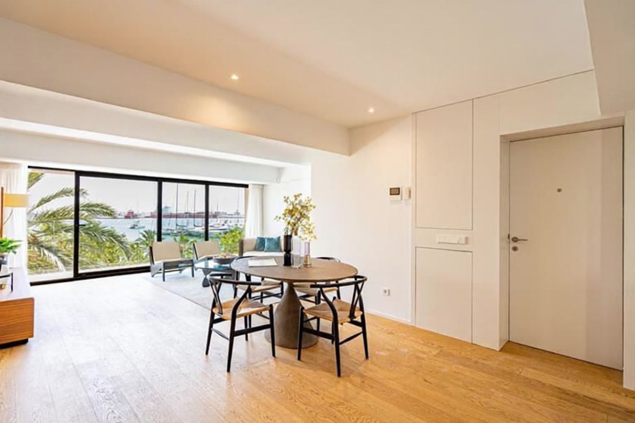 Beachfront flat in Palma de Mallorca — Living room
