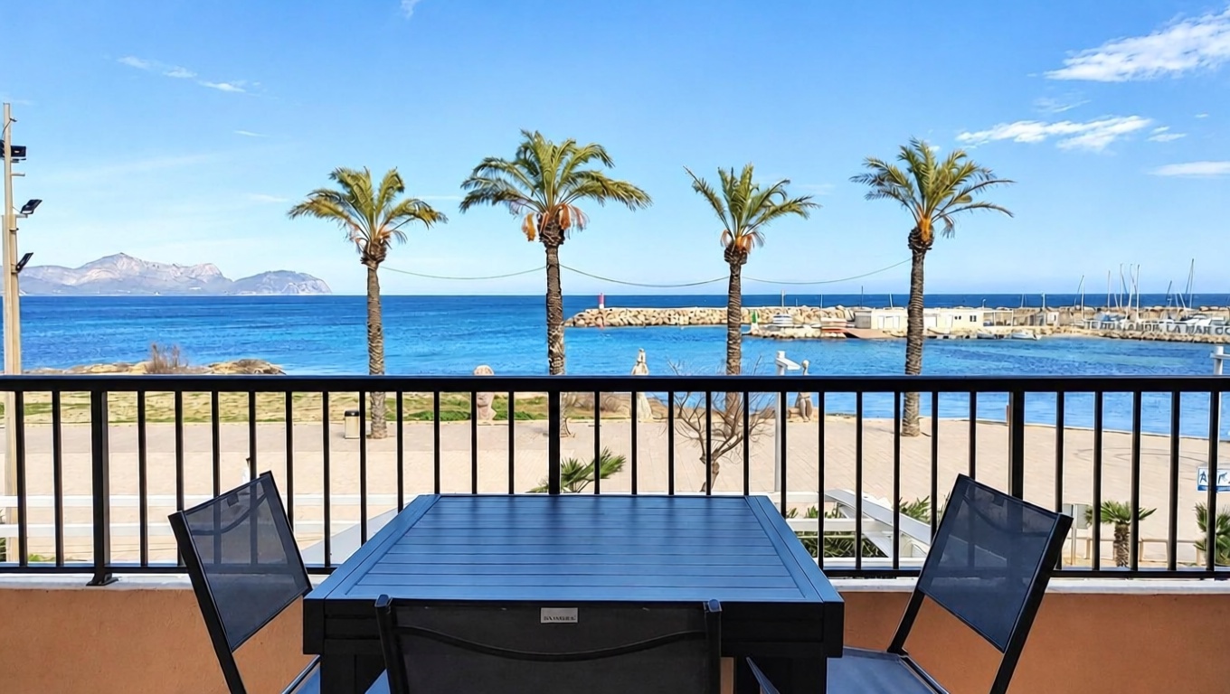 Beachfront flat in Santa Margalida