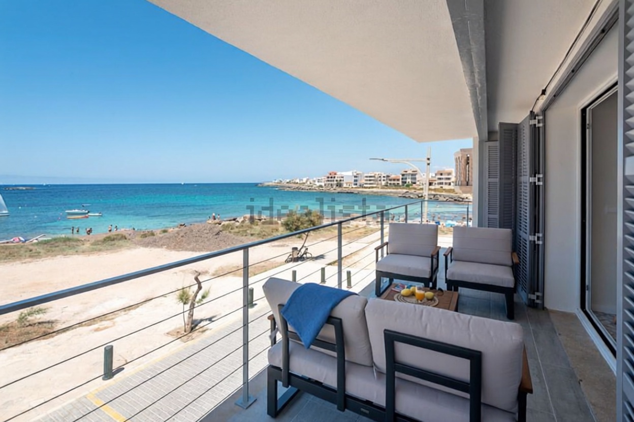 Beachfront flat in Ses Salines
