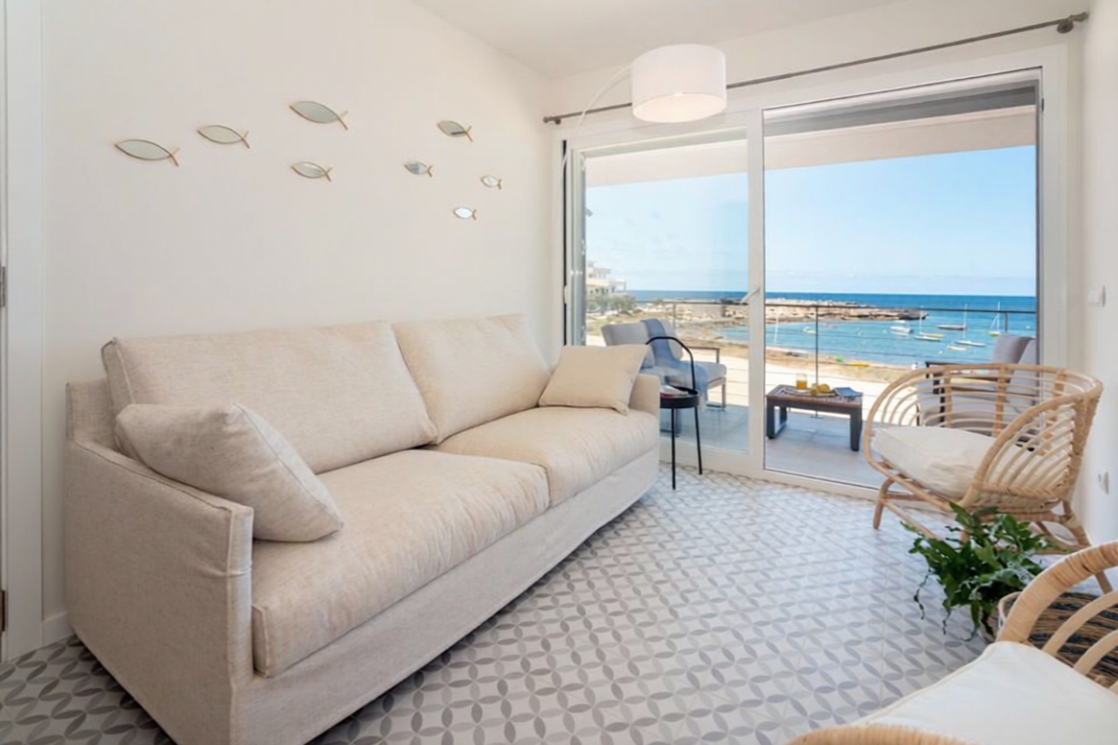 Beachfront flat in Ses Salines — Living room