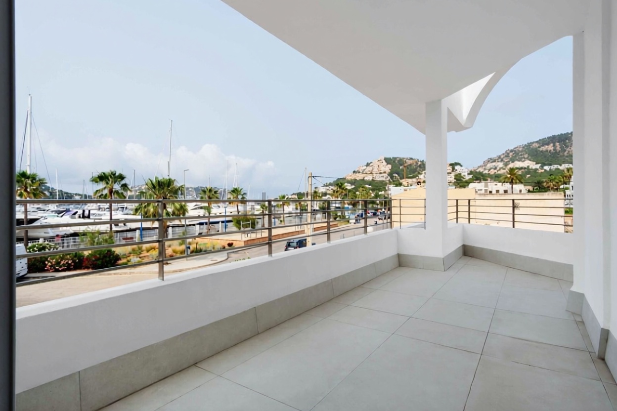 Beachfront flat in Andratx — Sea terrace