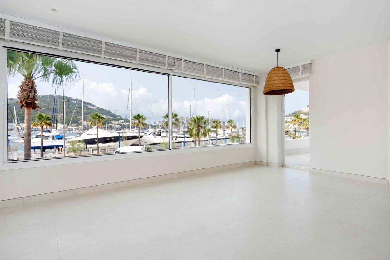Beachfront flat in Andratx — Living room