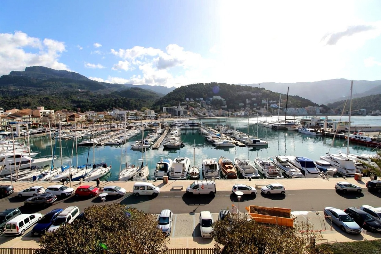 Beachfront flat in Soller — Sea view