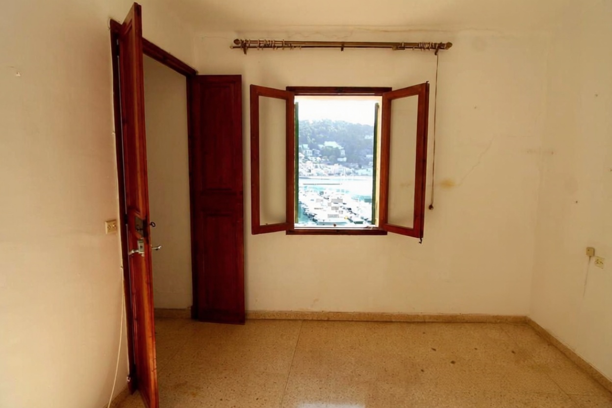 Beachfront flat in Soller — Bedroom