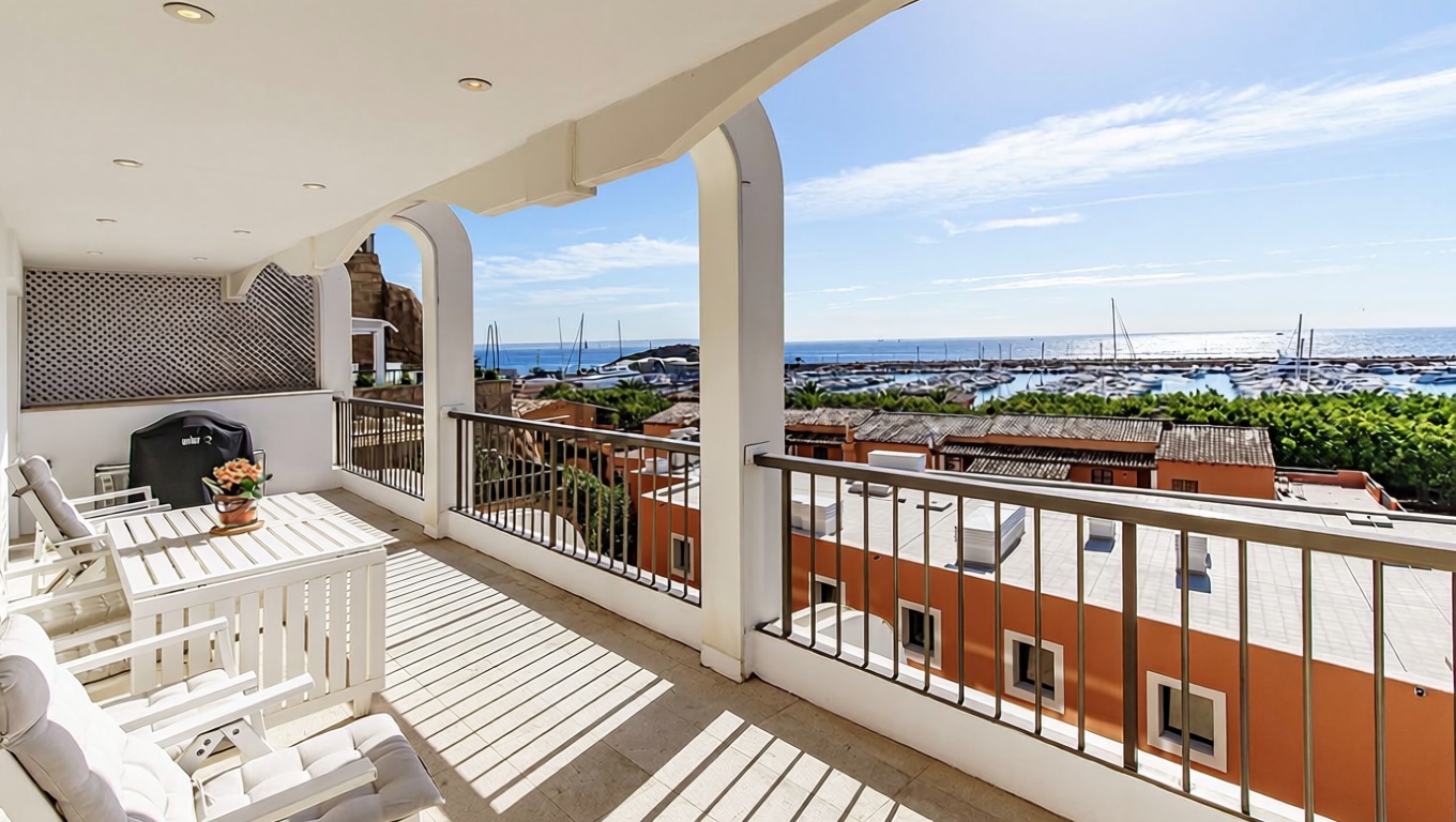 Beachfront flat in Calvià — Sea terrace