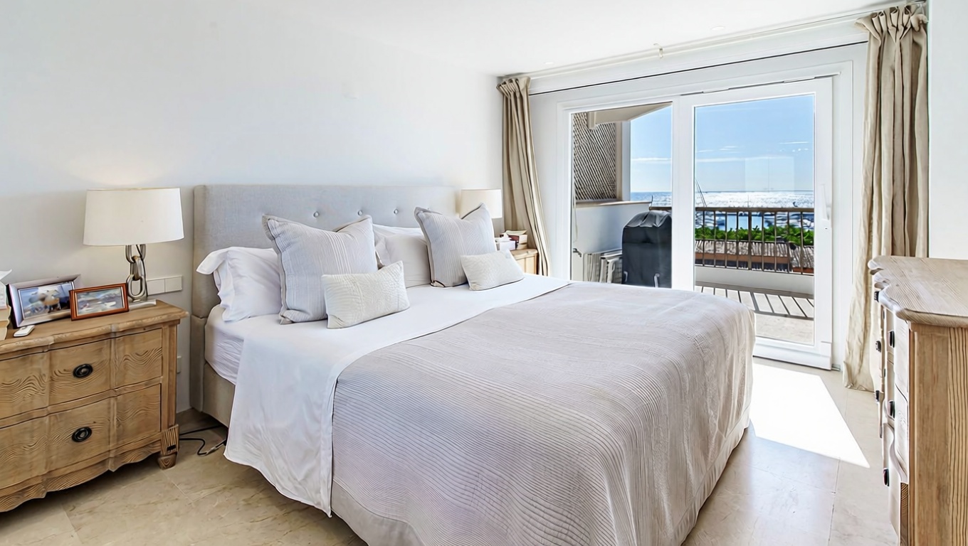 Beachfront flat in Calvià — Bedroom