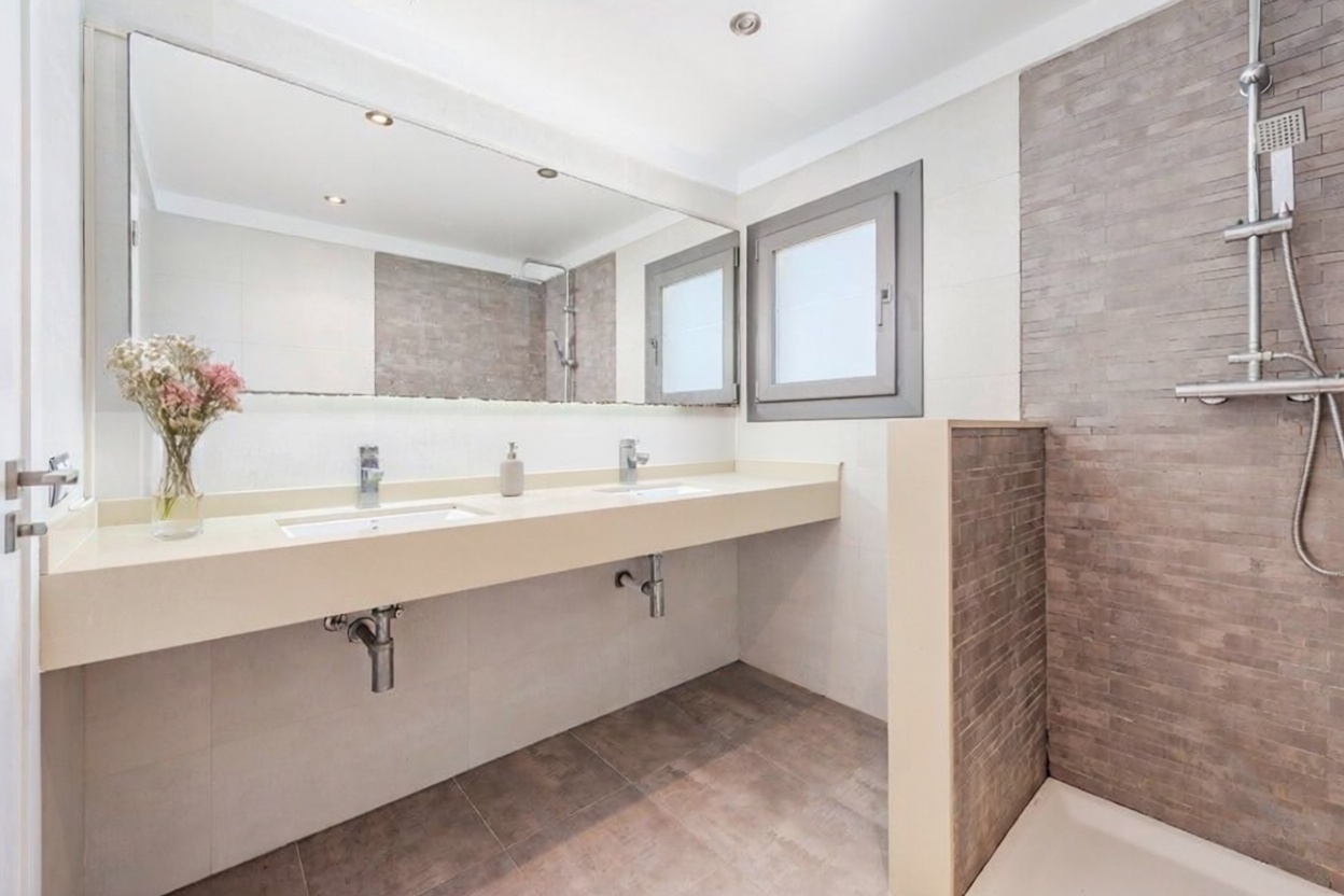 Seafront attic in Alcúdia — Bathroom