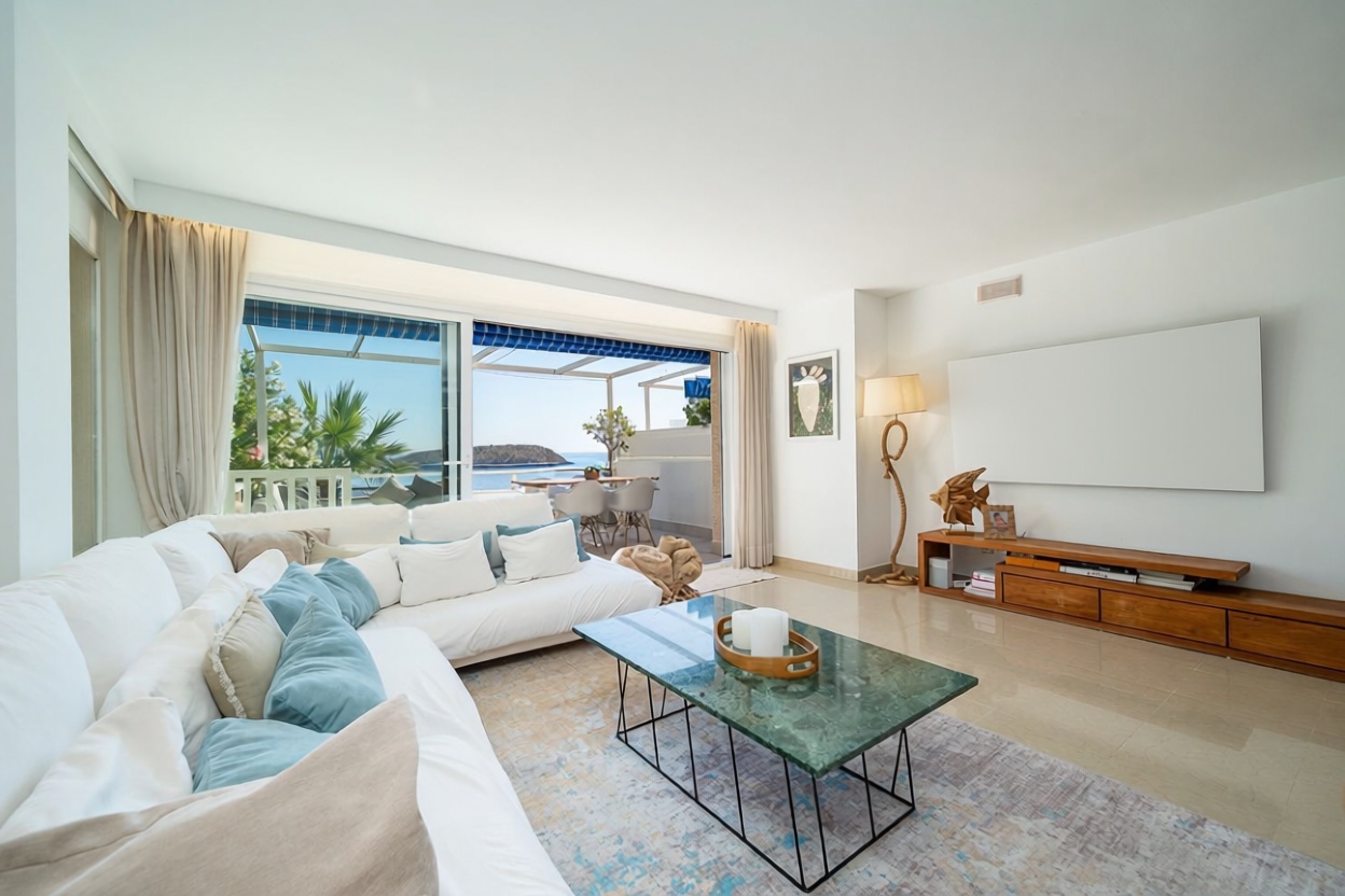 Beachfront duplex in Calvià — Living room