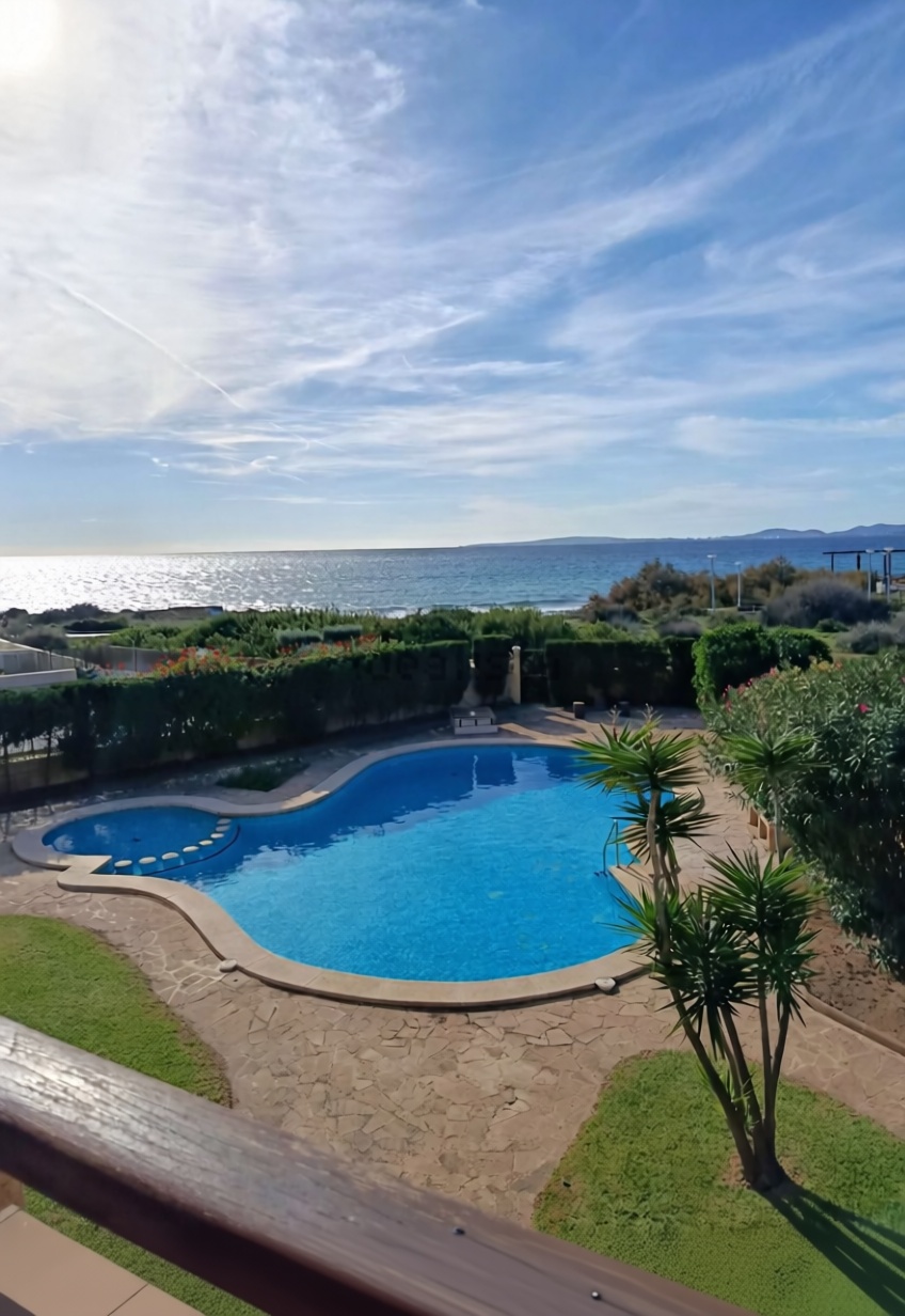 Beachfront flat in Palma de Mallorca — Sea view