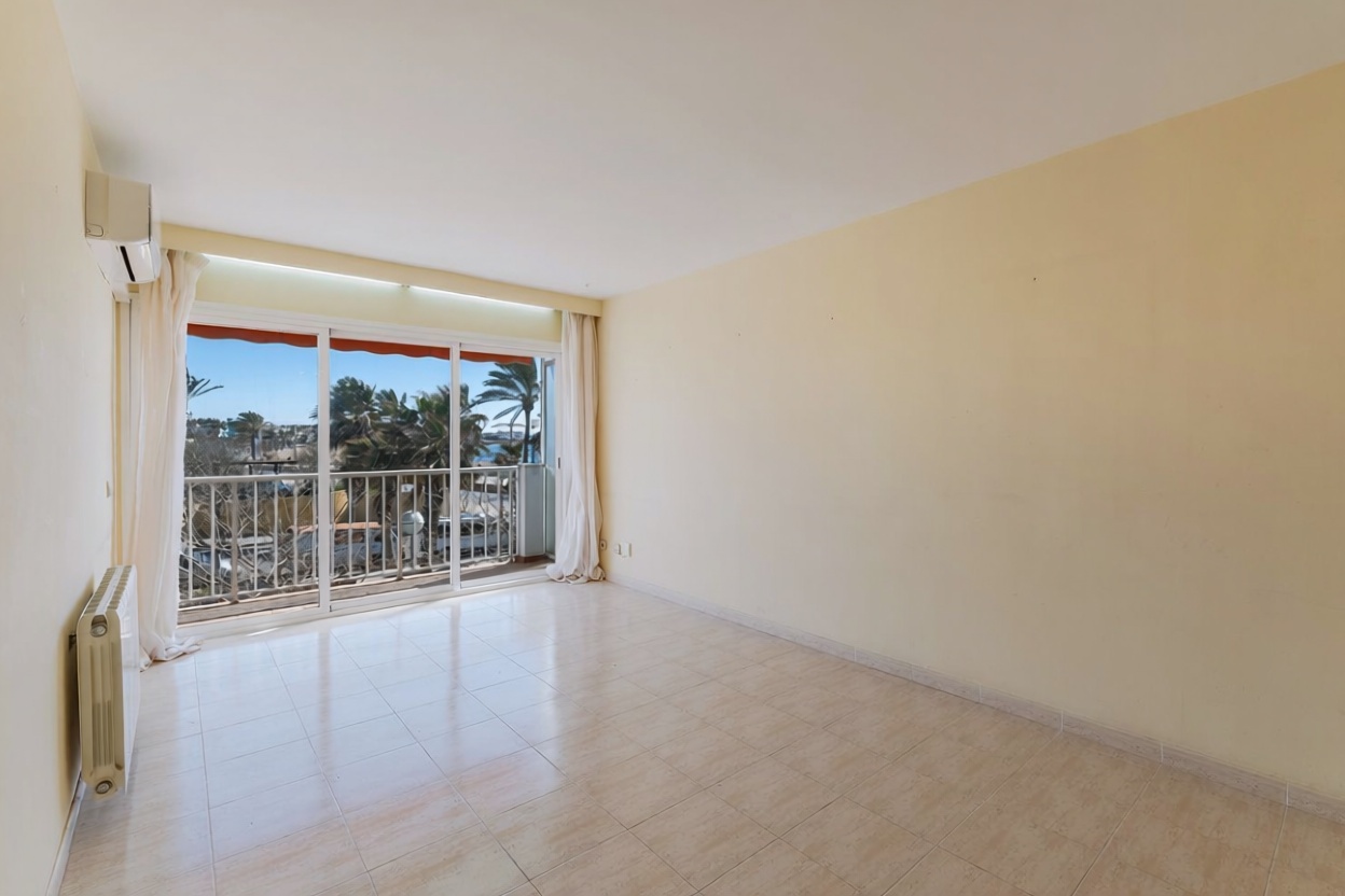 Beachfront flat in Palma de Mallorca — Living room