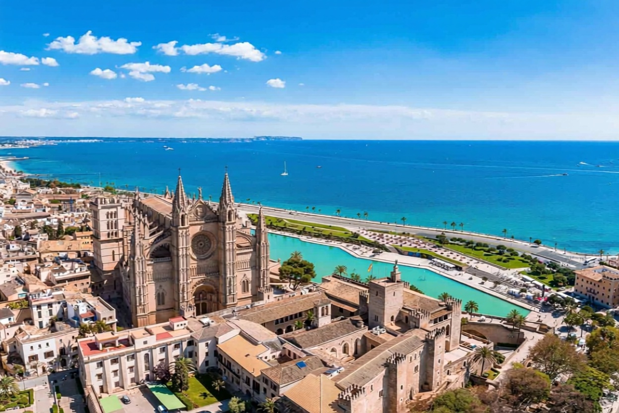 Beachfront flat in Palma de Mallorca — Aerial