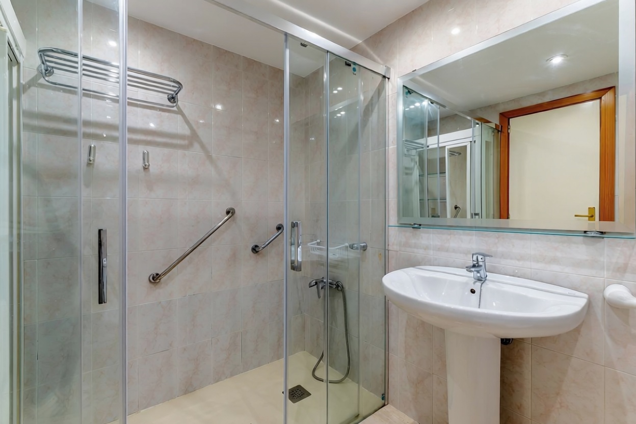 Beachfront flat in Palma de Mallorca — Bathroom