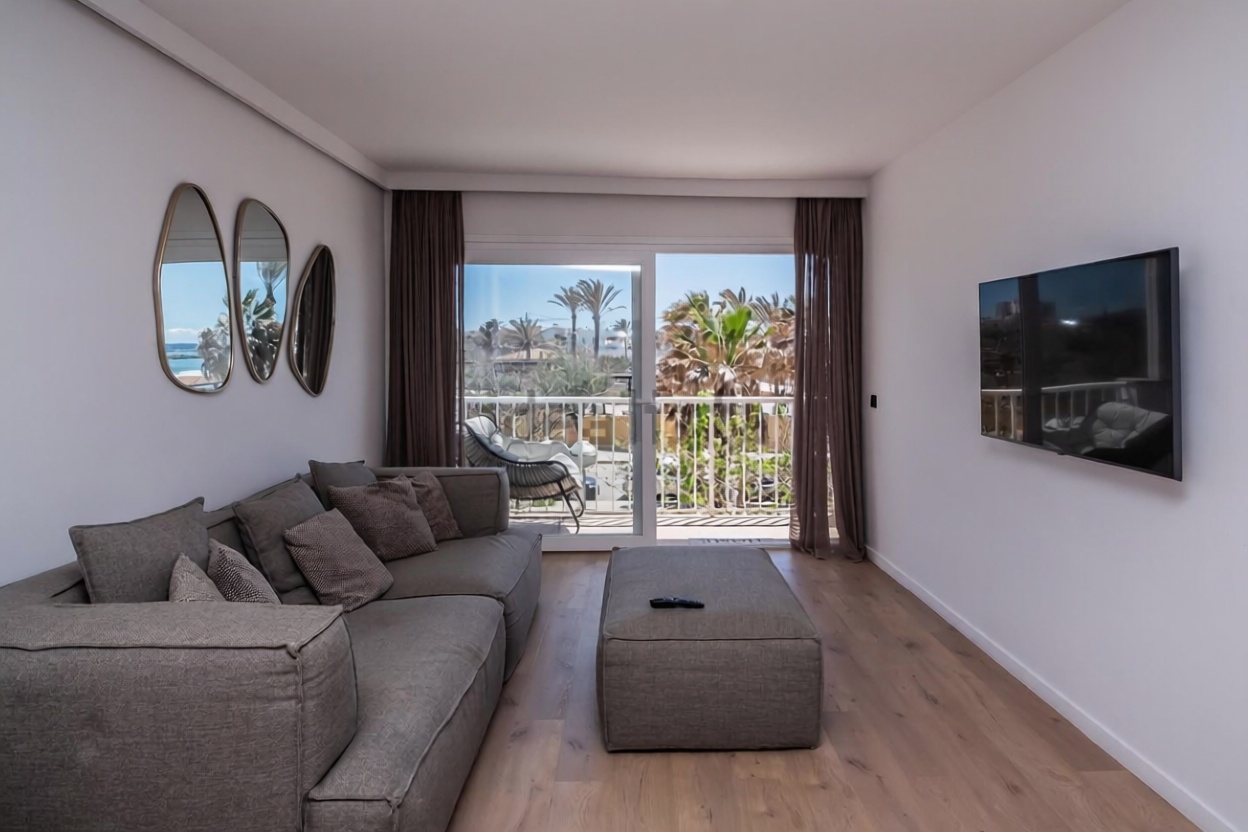 Beachfront flat in Palma de Mallorca — Living room