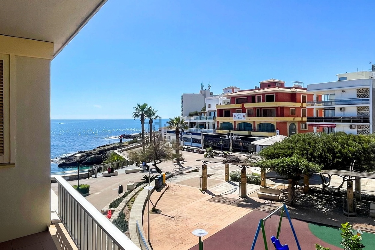 Beachfront flat in Capdepera