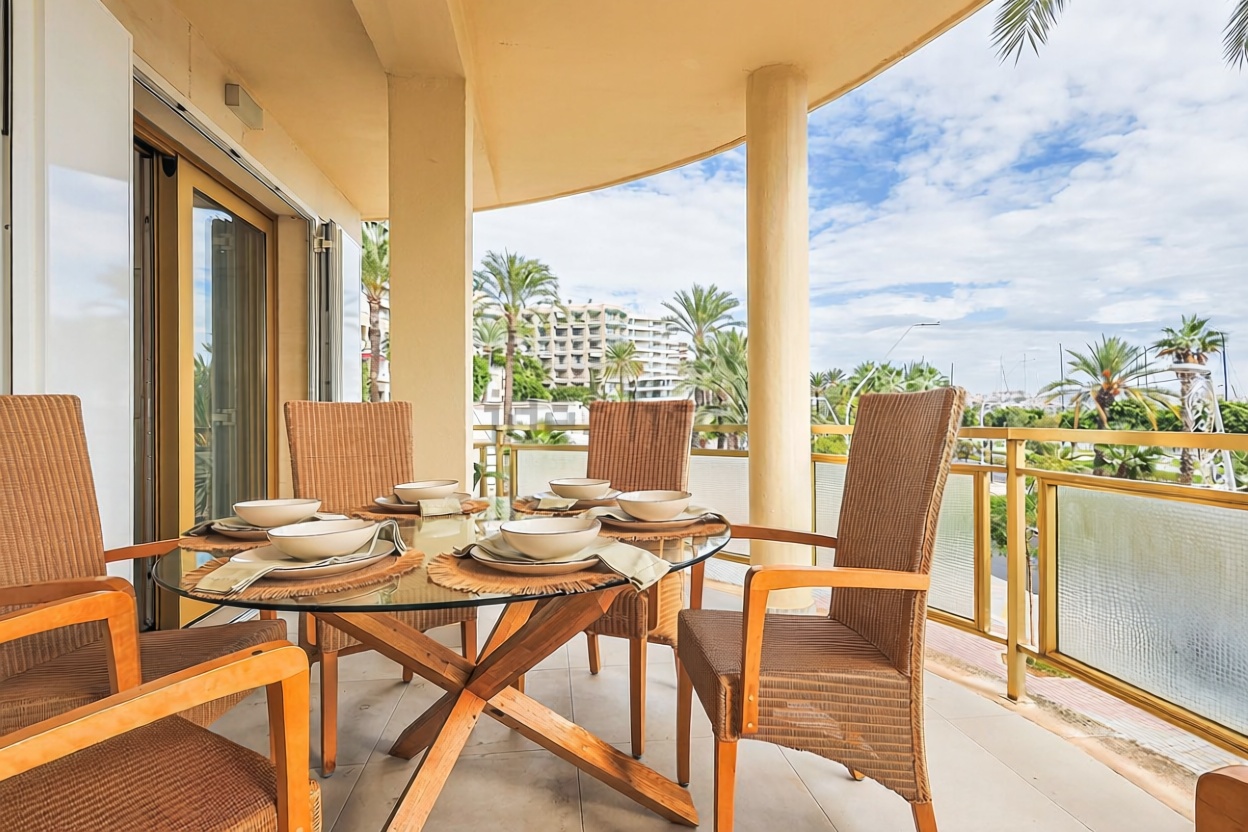 Beachfront flat in Palma de Mallorca — Sea terrace