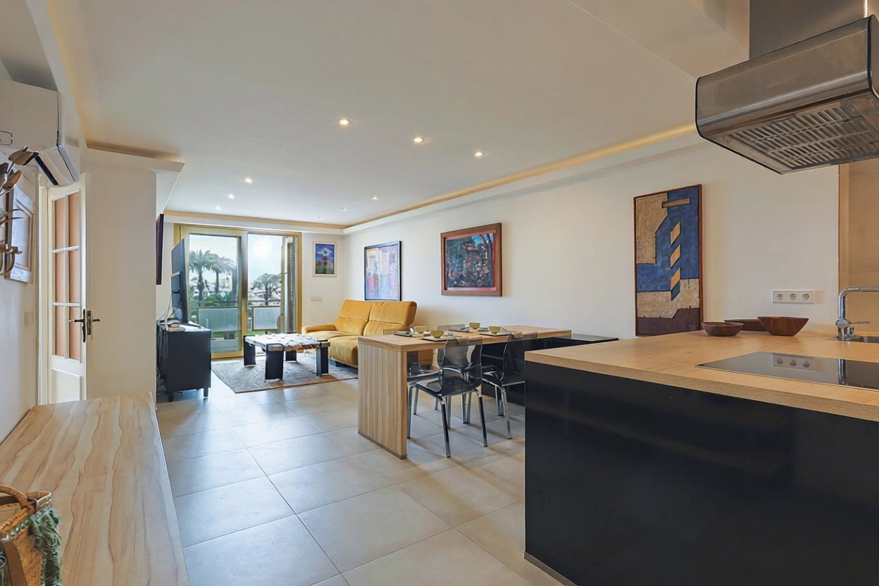 Beachfront flat in Palma de Mallorca — Living room