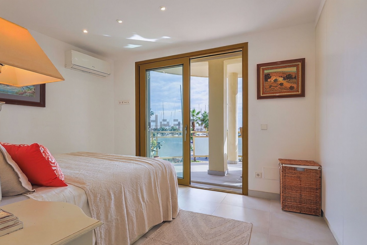 Beachfront flat in Palma de Mallorca — Bedroom