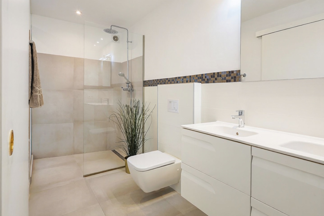 Beachfront flat in Palma de Mallorca — Bathroom