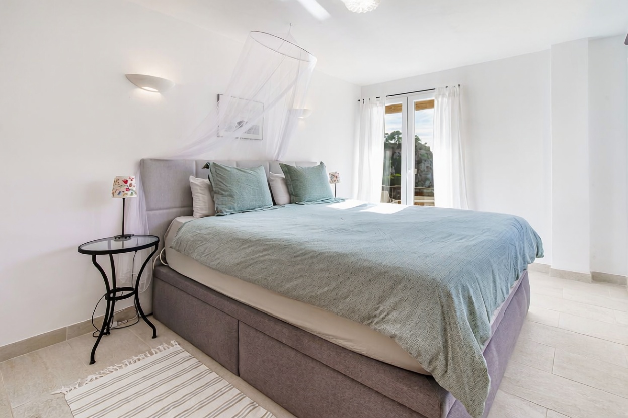 Beachfront flat in Calvià — Bedroom