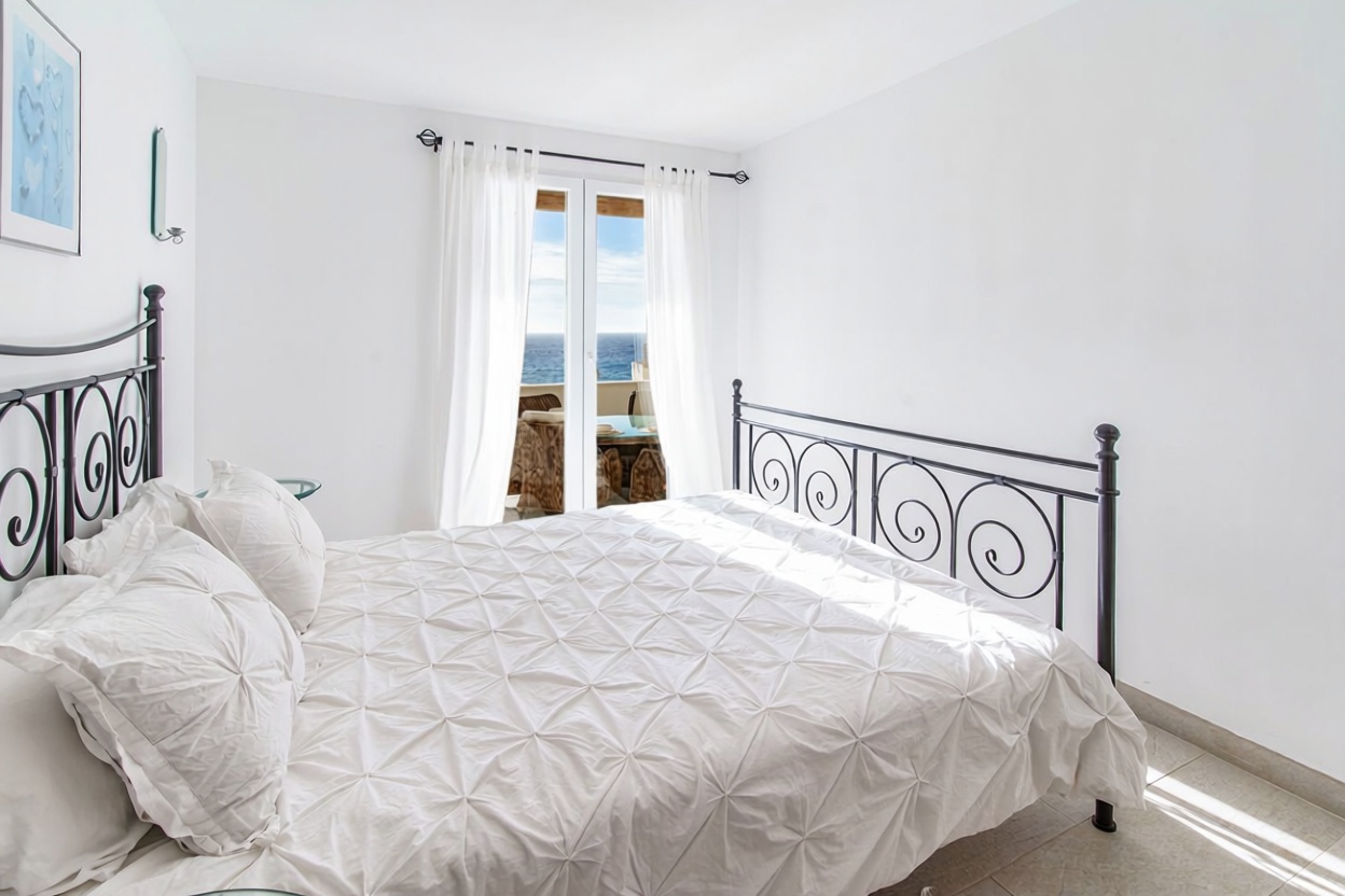 Beachfront flat in Calvià — Bedroom