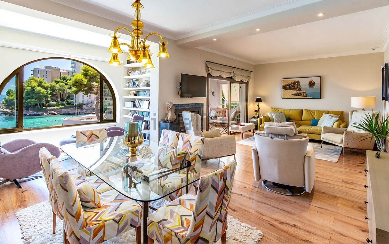 Appartement en attique en première ligne de mer à Calvià — Séjour