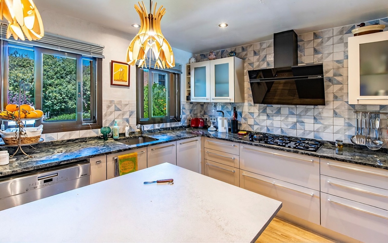 Appartement en attique en première ligne de mer à Calvià — Cuisine