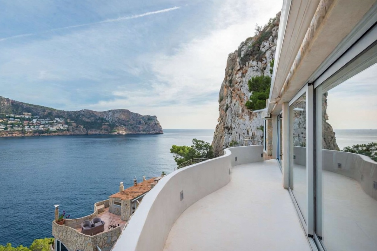 Beachfront flat in Andratx