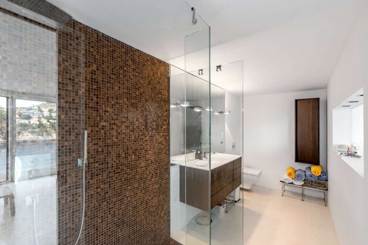 Beachfront flat in Andratx — Bathroom