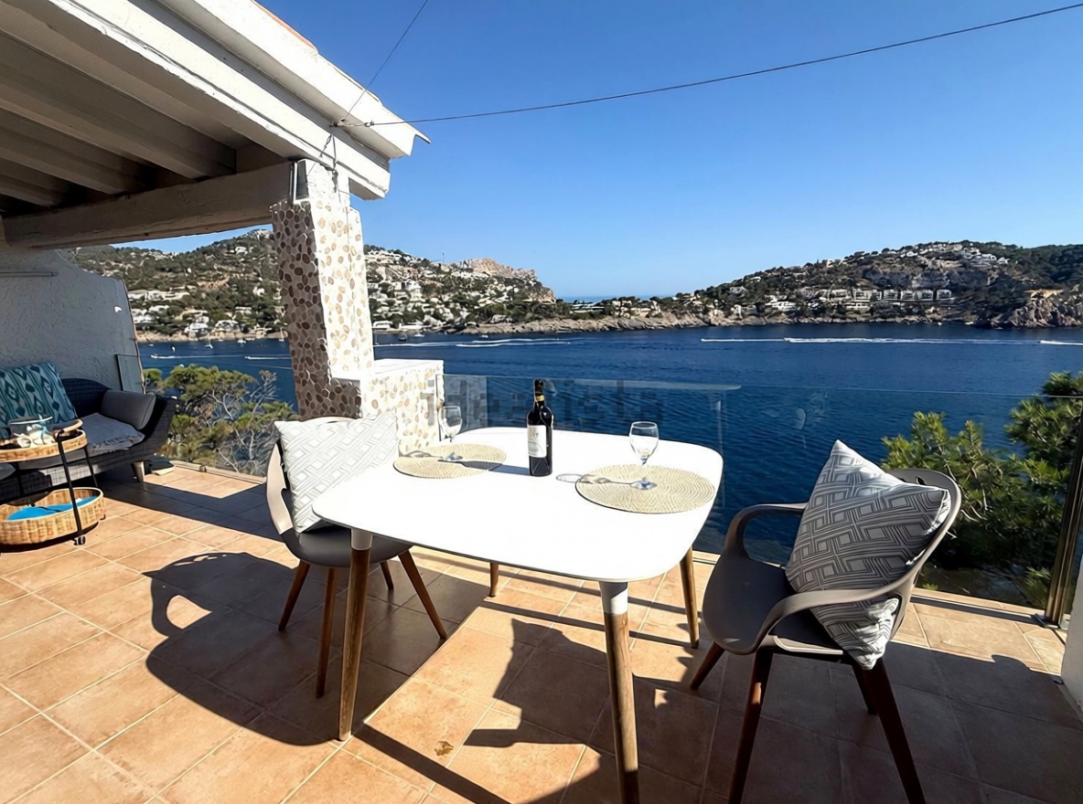Beachfront flat in Andratx — Sea terrace
