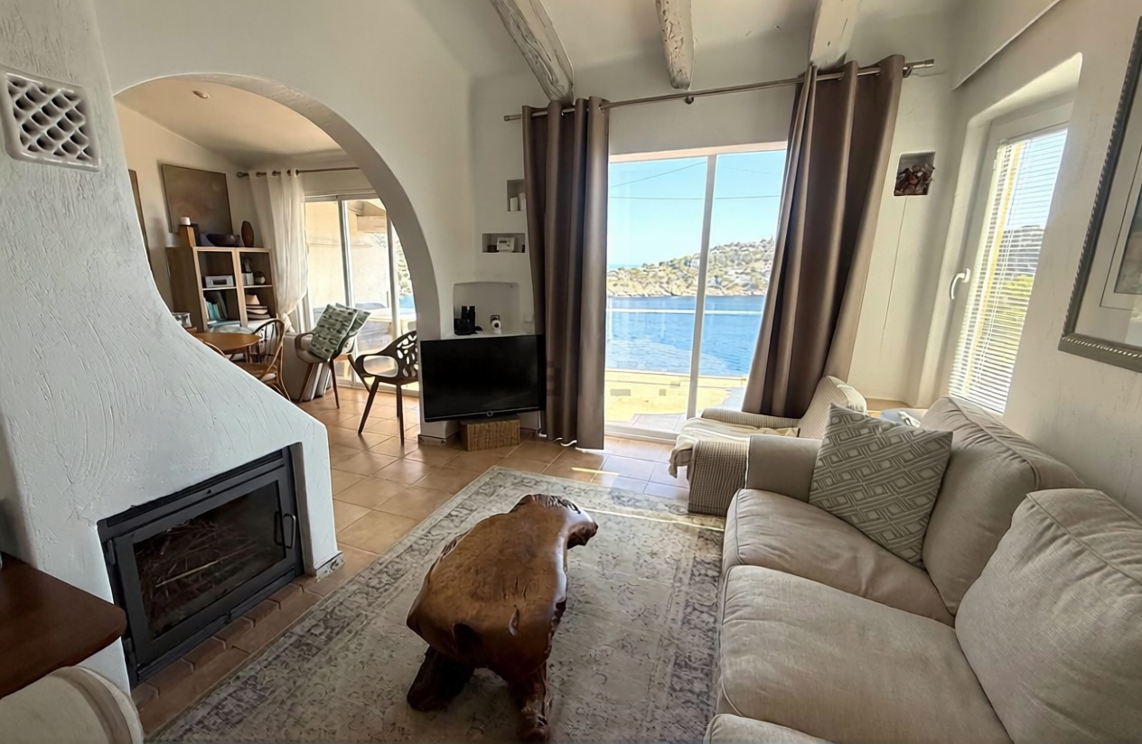 Beachfront flat in Andratx — Living room