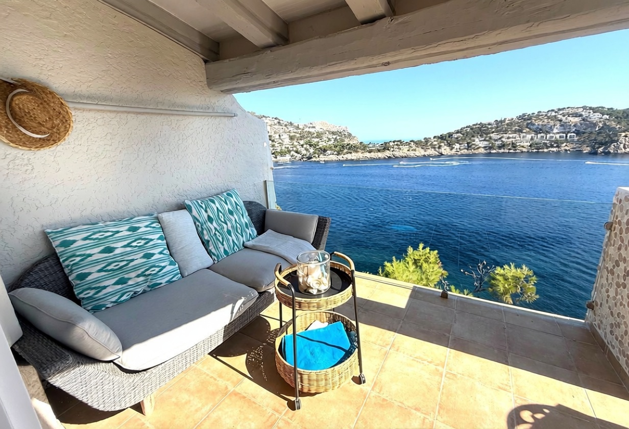 Beachfront flat in Andratx
