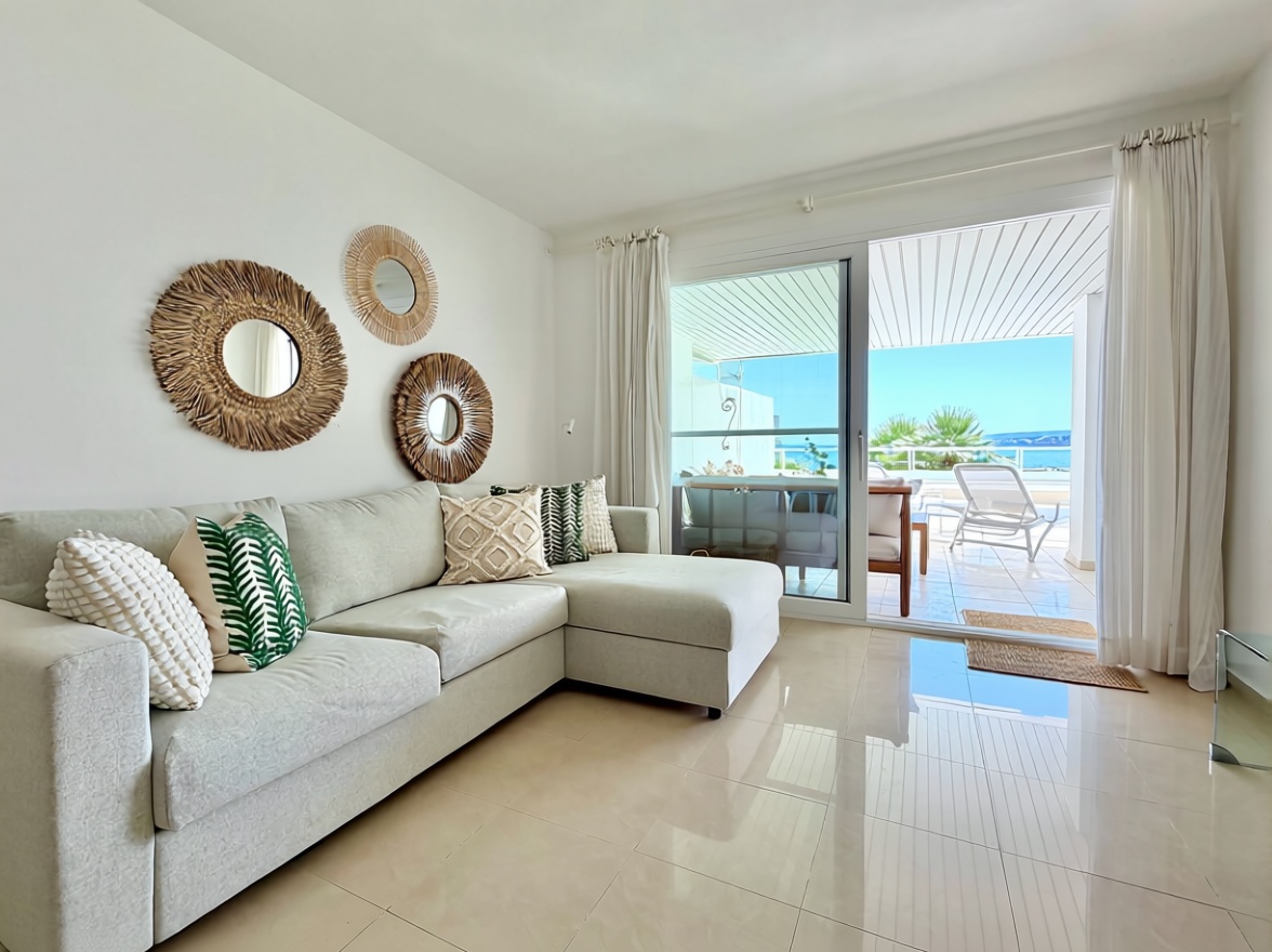 Beachfront flat in Calvià — Living room