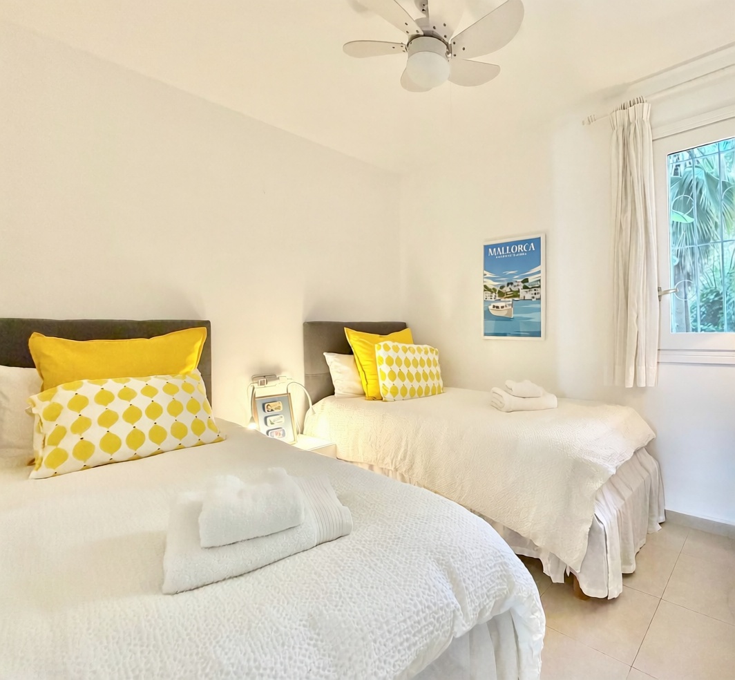 Beachfront flat in Calvià — Bedroom
