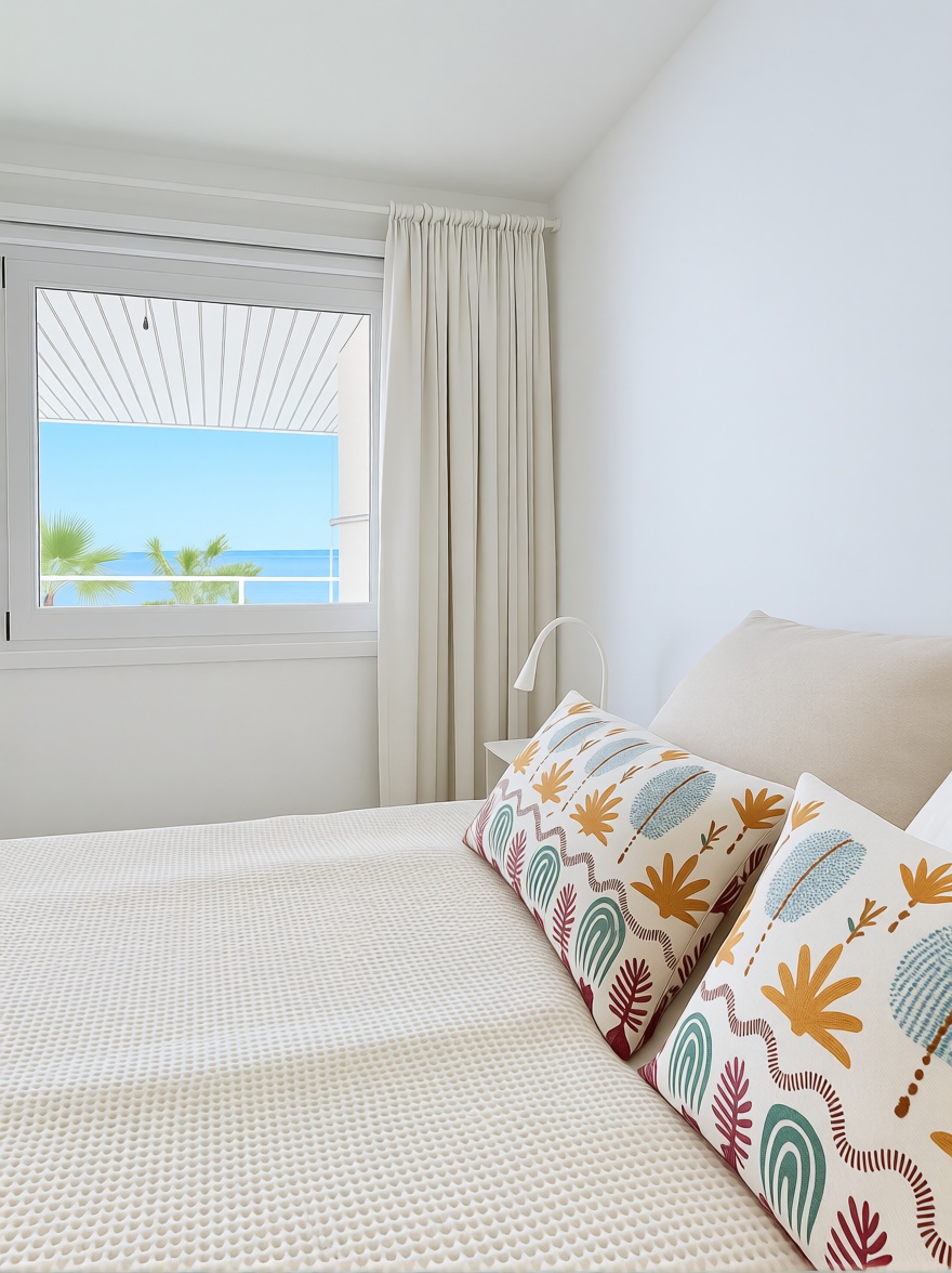 Beachfront flat in Calvià — Bedroom