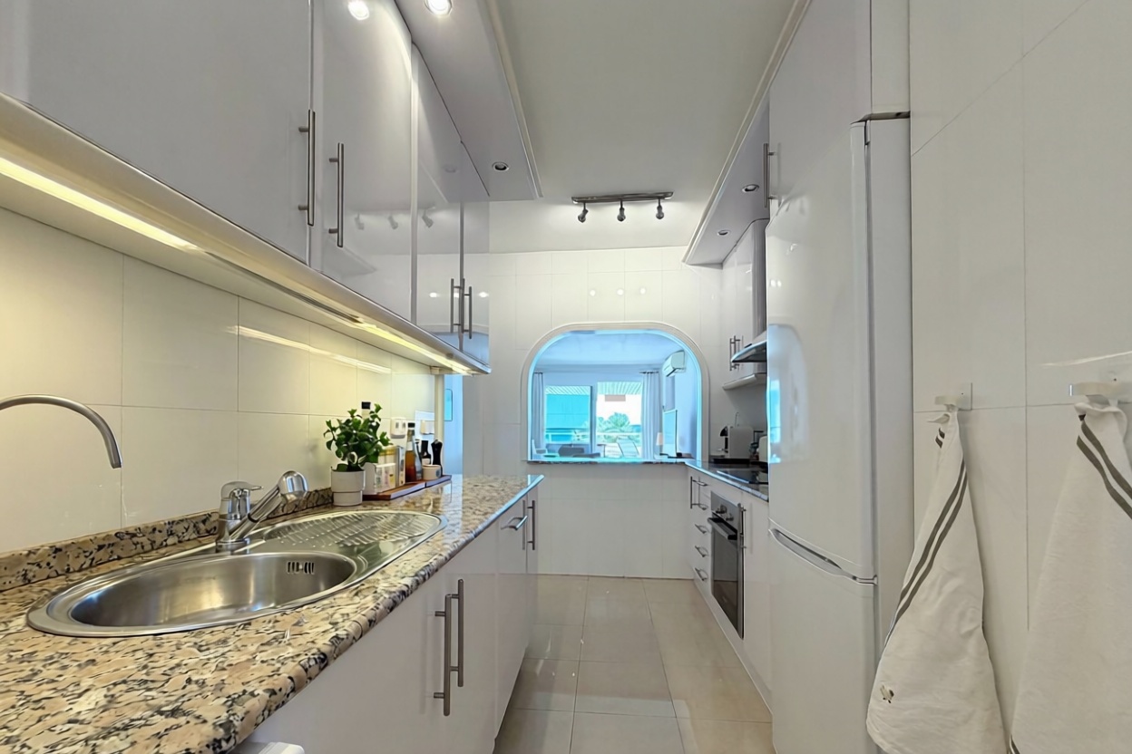 Beachfront flat in Calvià — Kitchen