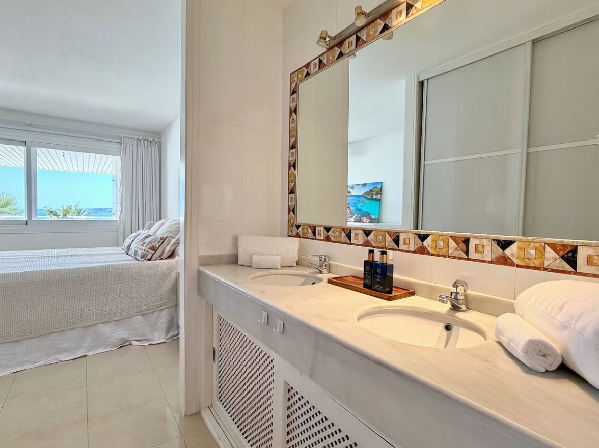 Beachfront flat in Calvià — Bathroom