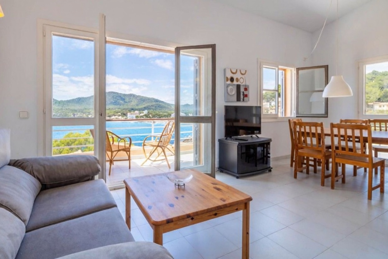 Beachfront duplex in Capdepera — Living room