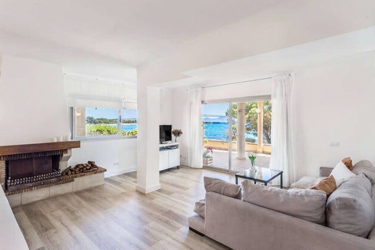 Beachfront flat in Alcúdia — Living room