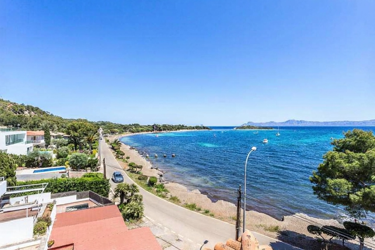 Beachfront flat in Alcúdia — Sea view
