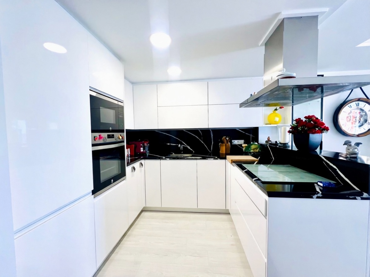 Flat for sale frontline beach in Altea — Kitchen