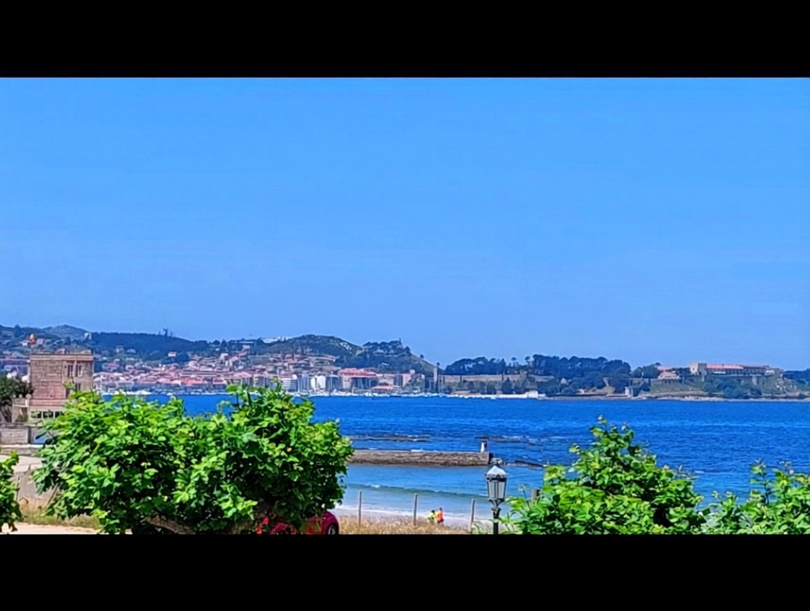 Chalet with direct beach access in Nigran — Sea view