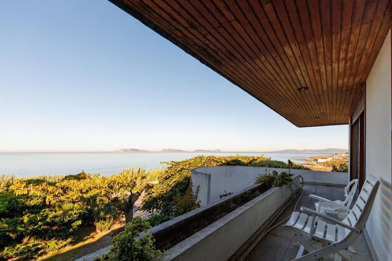 Chalet with direct beach access in Vigo