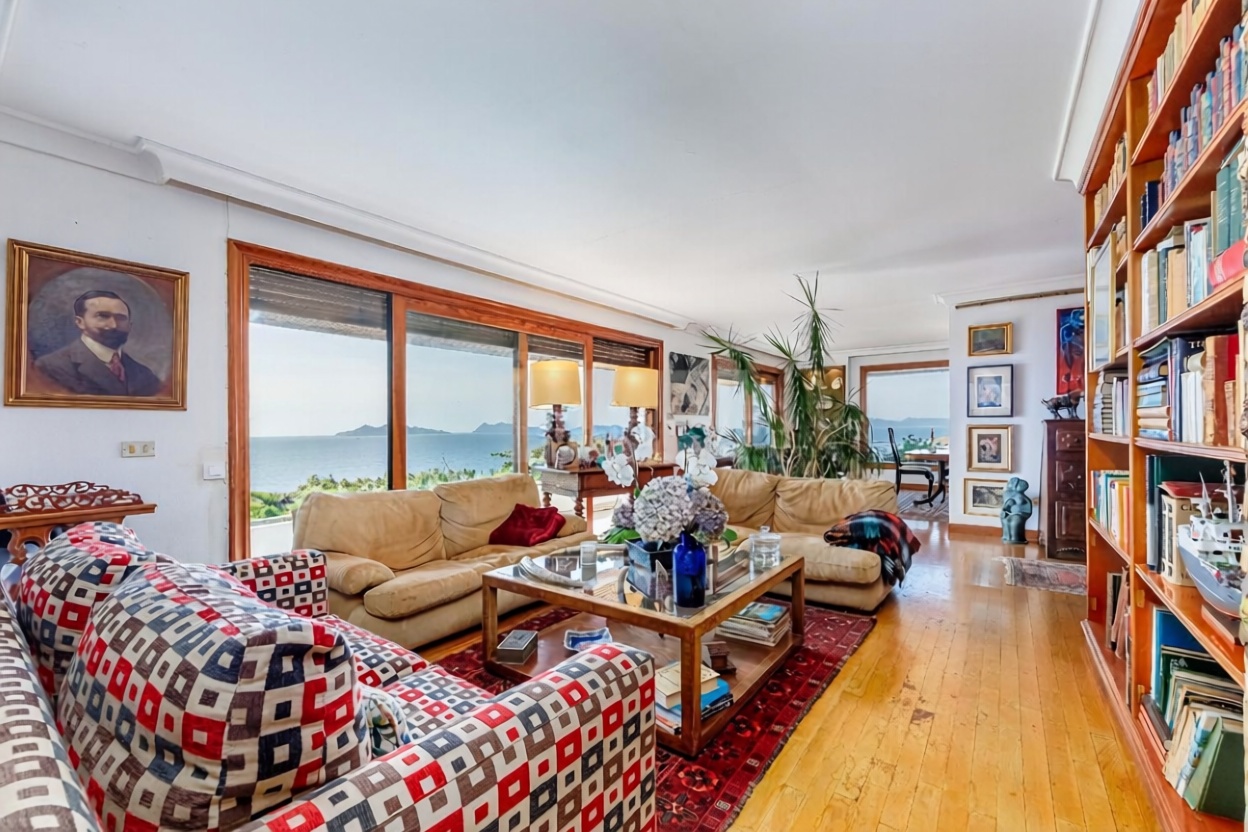 Chalet with direct beach access in Vigo — Living room