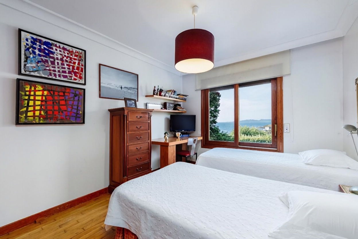 Chalet with direct beach access in Vigo — Bedroom